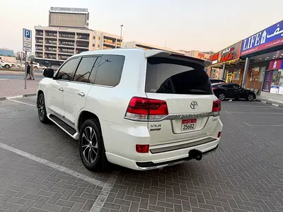 2018 Toyota LAND CRUISER photo 6