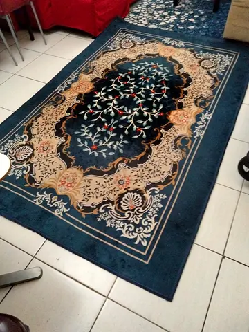 Used traditional floral Persian-style rug - good condition