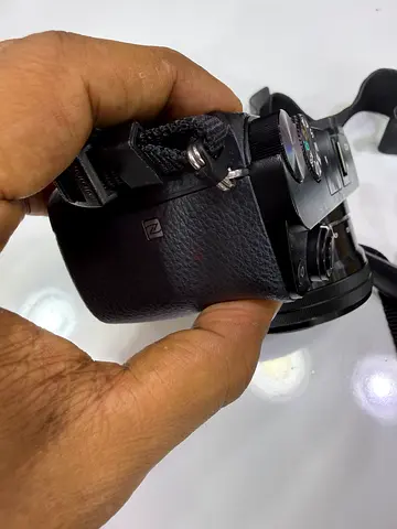 Sony Mirrorless Camera (compact used body with strap)x6000