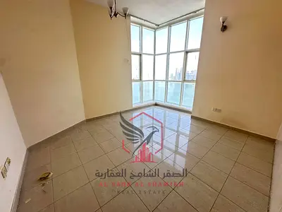 ثلاث غرف و 2 صالة مع بلكونة باطلالة بحرية مفتوحة و غرفة خادمة ماستر و باركين مجانا