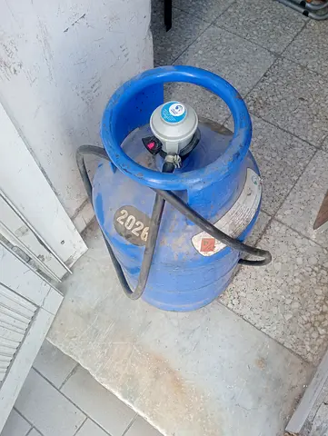 gas cylinder with regulator pipe