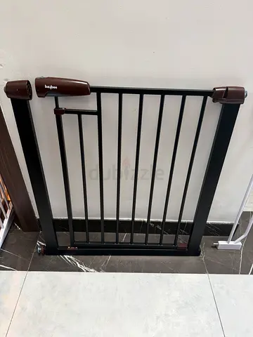 Black metal pressure-fit baby safety gate - used, good condition