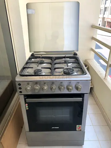 Used freestanding gas oven and stove 4-burner - good working condition