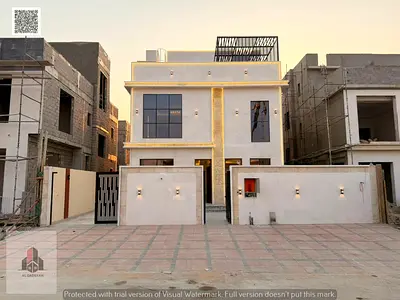 For sale: two floors and a roof, with or without a pool depending on the buyer's choice. Central ai