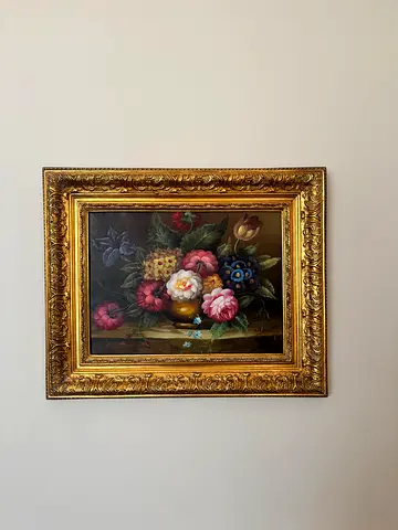 Title: Classic Floral Still Life Painting in Heavy Ornate Gold Frame (59 x 47 cm)