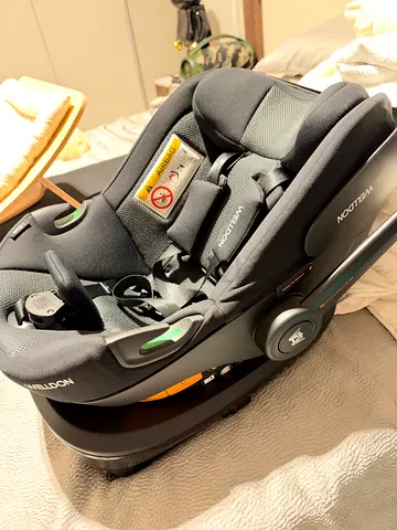 WellDon infant car seat with base -never used good condition