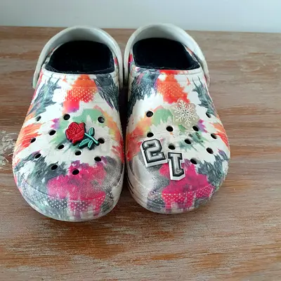 Pre-owned Crocos colorful toddler clogs, size 4