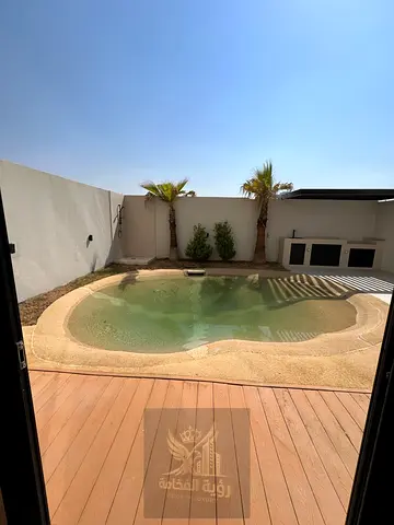 فيلا فاخرة جديدة كليًا للبيع في تلال سيتي، جاهزة للسكن، بتصميم أرضي + أول + 50% سطح. تتميز بتصميم عصري ومساحات واسعة وتشطيبات راقية، وتوفر بيئة مثالية