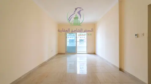 شقة ثلاث غرف وصالة للإيجار السنوي في المجاز 2 الشارقة مع غرفة ماستر وثلاث حمامات ودفعات أربع أو ست