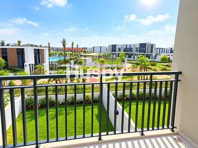 Pool Backing | Single Row | Landscaped