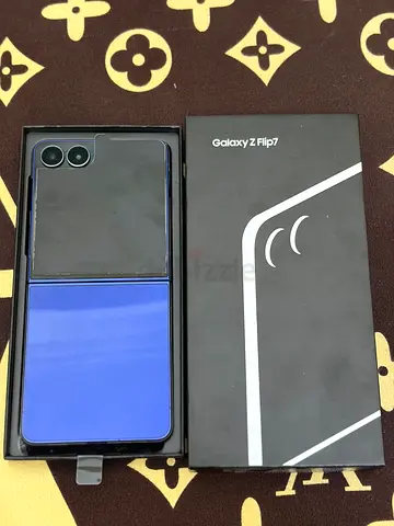 Samsung Z flip 7 256gb With 2year Damage Protection