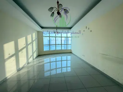 ثلاث غرف وصالة بالممزر بلكونة بإطلالة بحرية تكييف وباركن وجيم ومسبح مجاني سعر مميز جدًا 4 أو 6 شيكات وموقع مميز بالخدمات
