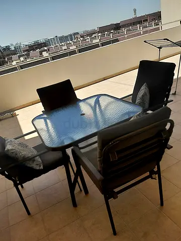 Outdoor glass dining table with 4 folding chairs - good condition