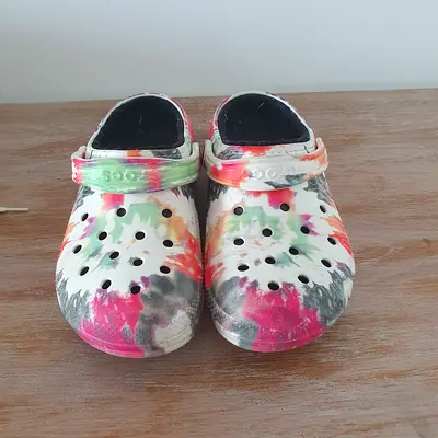 Tie-dye style casual slip-on clogs, size 8