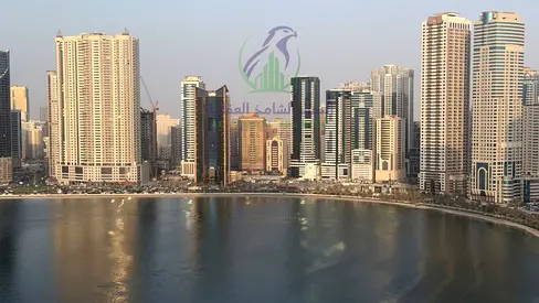 شقة ثلاث غرف وصالة للايجار السنوي تكييف مجاني باركن مجاني جيم ومسبح مجاني بلكونة اطلالة بحرية مساحة واسعة تشطيب حديث