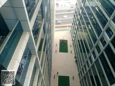 مساحة معيشة فاخرة ضخمة، مطبخ مغلق، مطل على شارع الشيخ خليفة من البلكونة + موقف سيارات