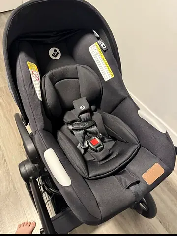 Maxi Cosi Infant rear-facing car seat (black) with base - good condition