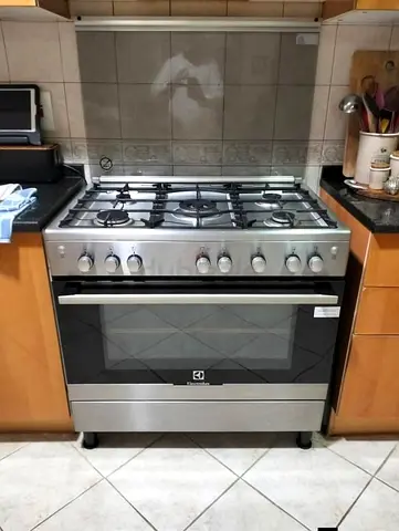 Electrolux 5 burner Gas cooker 90 by 60cm