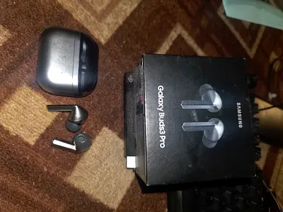 Samsung Galaxy Buds3 Pro with Charging Case - box and all items only 350