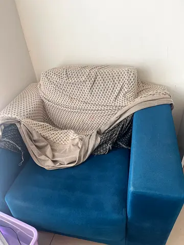 Blue velvet single-seater sofa chair in good condition