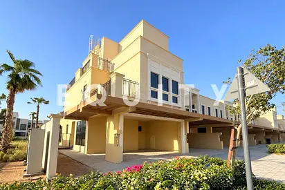 Single-Row | End Unit | Lagoon Nearby | 5 BR