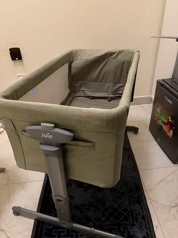 Joie roomie glide baby crib bedside
