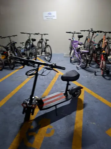 Electric scooter with seat — used, good working condition low battry usage