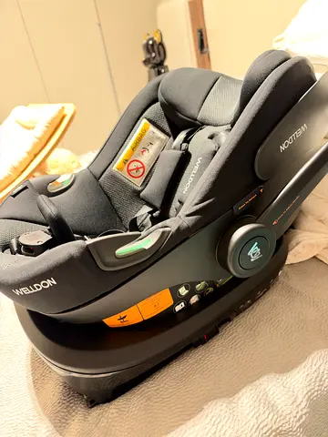 WellDon infant car seat with base -never used good condition