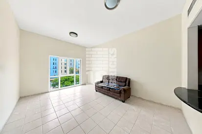 4 CHEQUES- STUDIO - NEXT TO METRO