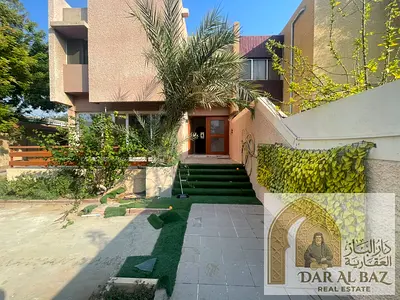 فيلا للإيجار السنوي في شرقان 4 غرف وصالة وحوش كبير وموزع و3 حمامات طابقين وقريبة من كورنيش الشارقة بسعر 85 ألف