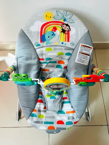 Baby rocker/portable bouncer with toy bar and vibration — excellent condition