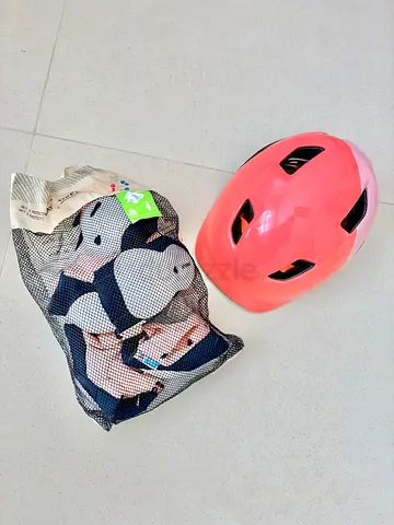 Kids coral bicycle helmet with knee and elbow pads set