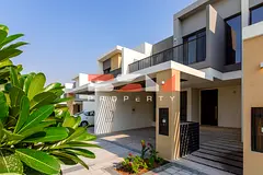 Single Row | 2 Cheques |Walk to Pool & Park