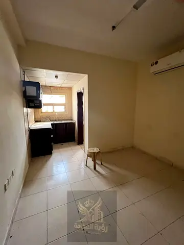 استوديو واسع للإيجار في مويلح، مناسب للعائلات والعزاب، بموقع مميز مقابل سيتي سنتر الزاهية وعلى شارع الشيخ محمد بن زايد مباشرة، مما يوفر سهولة الوصول إ