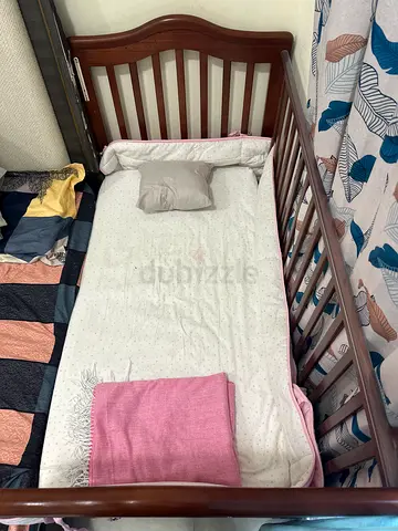 Wooden Baby Crib / Toddler Bed with stain free Mattress in very Good Condition.