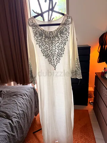 Lightweight embroidered white kaftan / abaya - size M