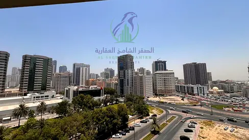 شقة غرفتين وصالة للايجار السنوي في منطقة التعاون باركن مجاني بلكونة اطلالة مفتوحة غرفة خادمة مساحة واسعة تشطيب حديث