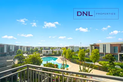 On The Pool // Single Row // Spacious