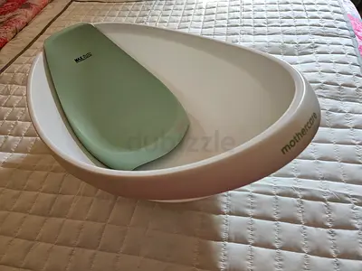 Mothercare baby bath tub with infant support insert - good condition. Plus two mats for bathtub