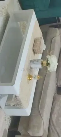 طاولة بحالة ممتازة من خشب البلوط