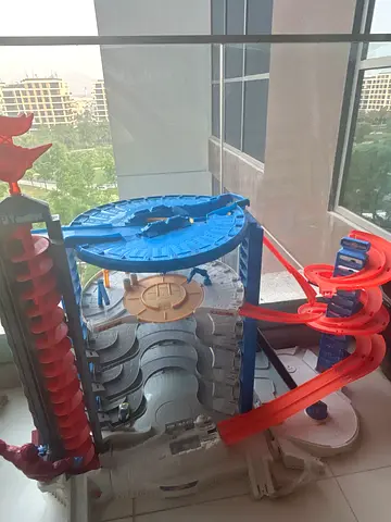 Hot Wheels-style multi-level race track set with loop and spiral launcher