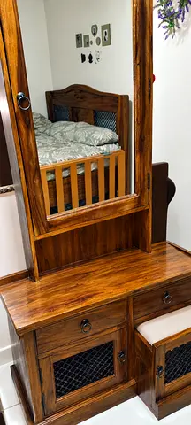 DRESSER WITH CHAIR FOR SALE – MINT CONDITION