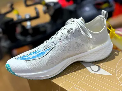 White lightweight sneakers, lining brand not used