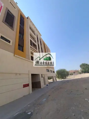 شقة جديدة كلياً مكونة من غرفتي نوم وصالة، مع 3 حمامات، وموقف سيارات مجاني، وشرفة بإطلالة بانورامية كاملة، مع سهولة الوصول إلى الشارقة ودبي ورأس الخيمة
