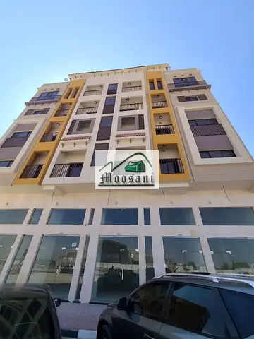 شقة جديدة كلياً مكونة من غرفتي نوم وصالة، مع 3 حمامات، وموقف سيارات مجاني، وشرفة بإطلالة بانورامية كاملة، مع سهولة الوصول إلى الشارقة ودبي ورأس الخيمة