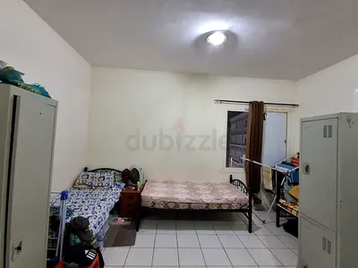 Studio flat bed space available