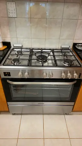 Samsung Stainless Steel 5-Burner Gas Cooker with Oven 900 X 600
