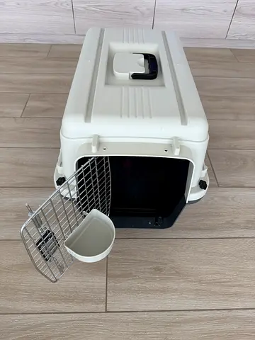 White plastic pet carrier with metal door - good condition