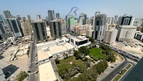 شقة ثلاث غرف وصالة للايجار السنوي في منطقة التعاون باركن مجاني غرفة خادمة مساحة واسعة تشطيب حديث اطلالة مفتوحة موقع متميز