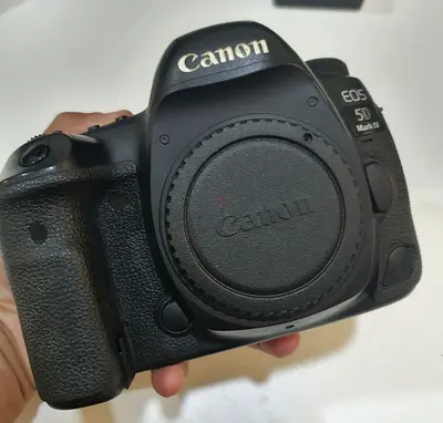 urgent sale!! Canon EOS 5D Mark IV body - Good working condition